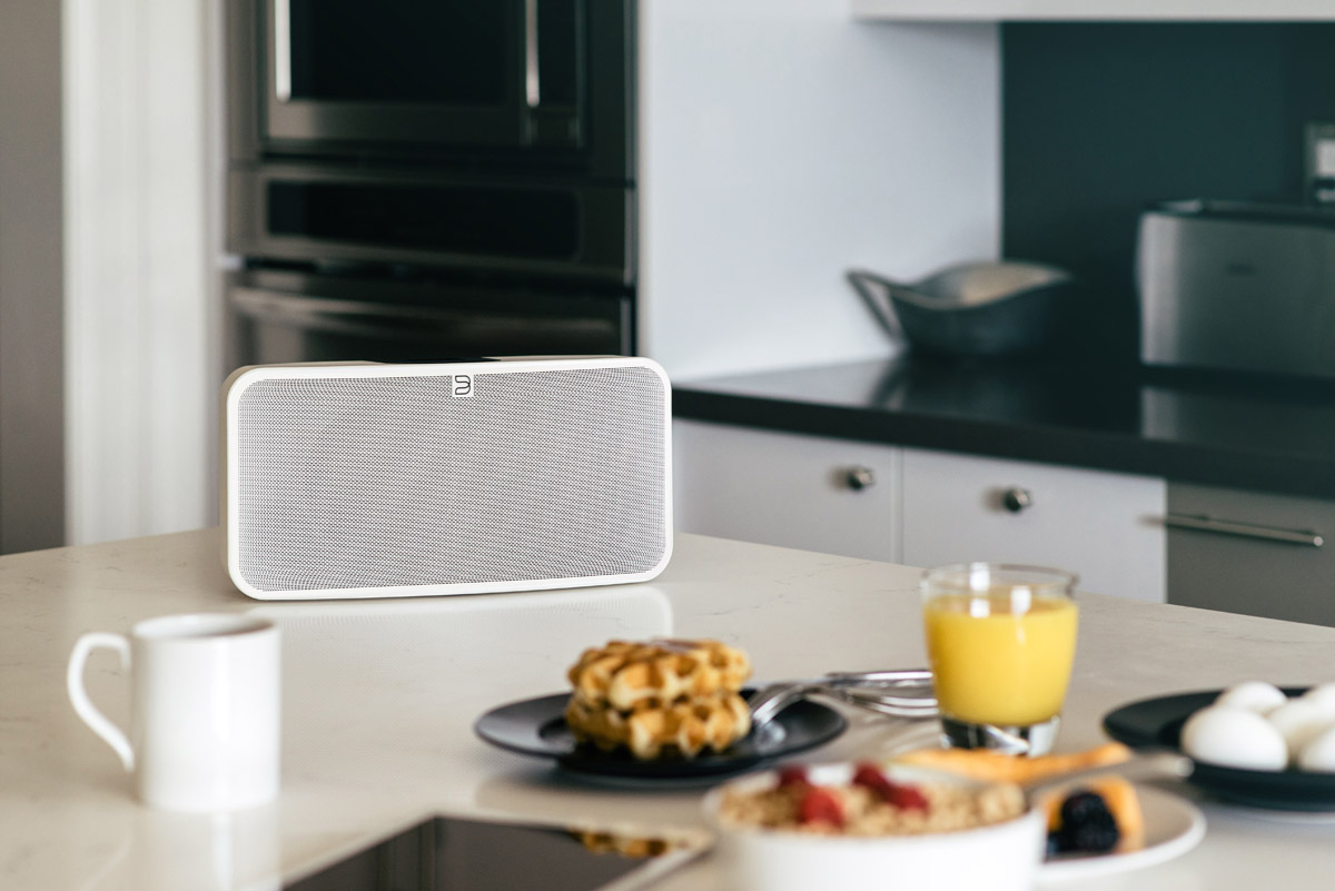 Bluesound Pulse 2i. Altavoz multiroom situado en la cocina